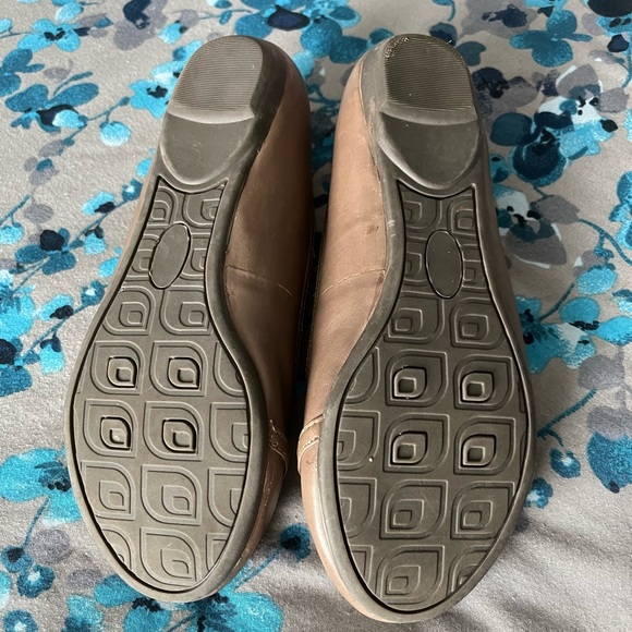 Naturalizer tan leather flat with chain on toe size 6M - Picture 4 of 6